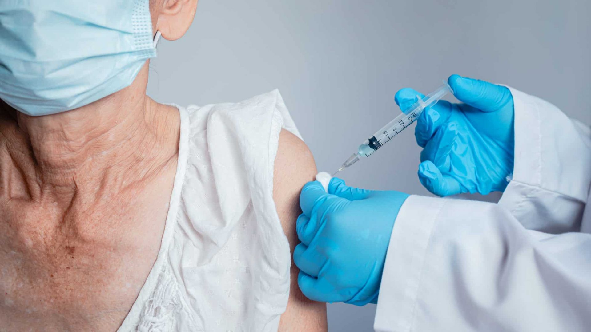 senile-vaccinating-doctor-in-hospital-2022-01-12-21-34-50-utc-2048x1376