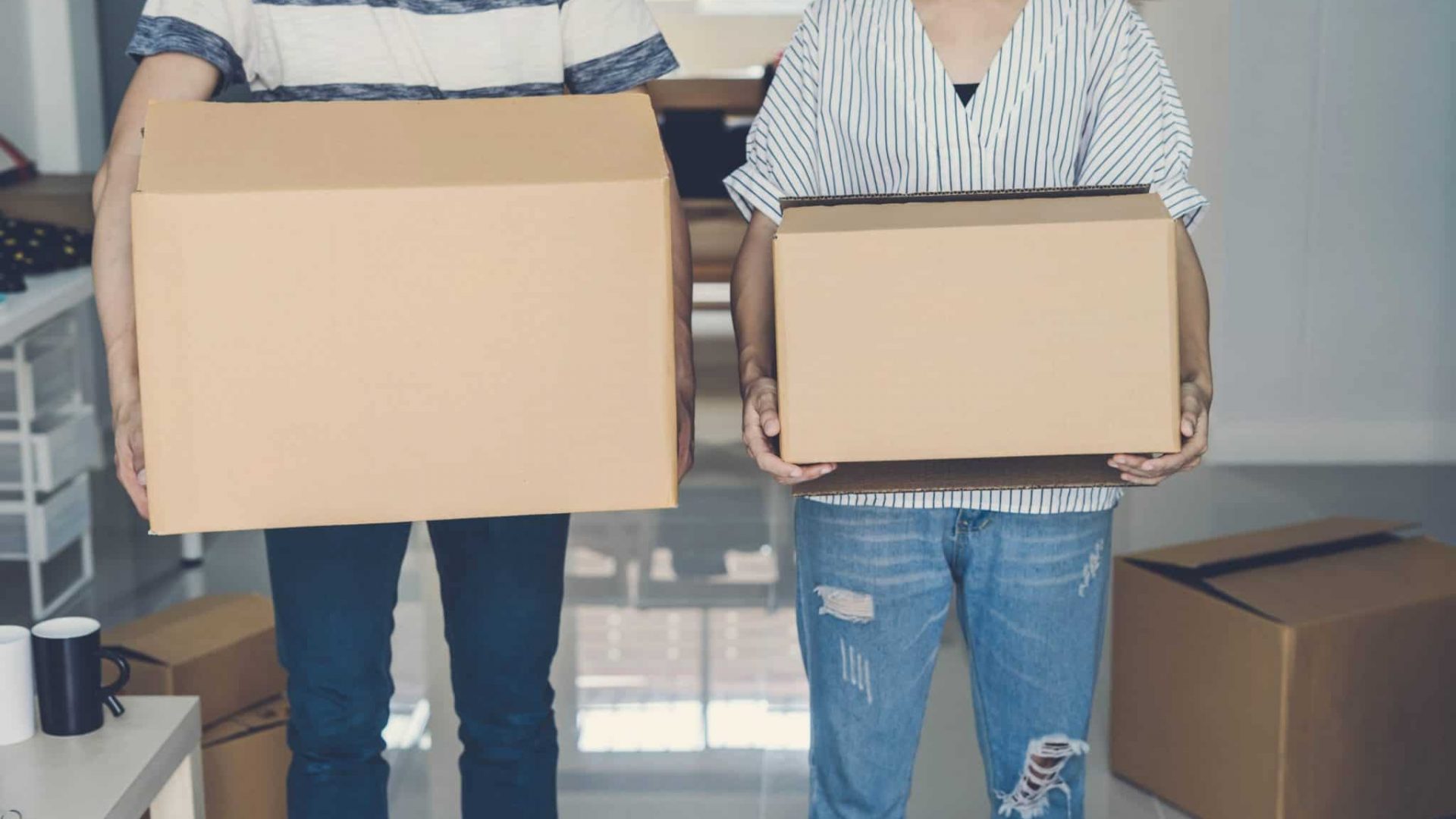 young-happy-couple-moving-in-new-home-2021-10-06-09-50-32-utc-scaled-e1658330018306-2048x1274